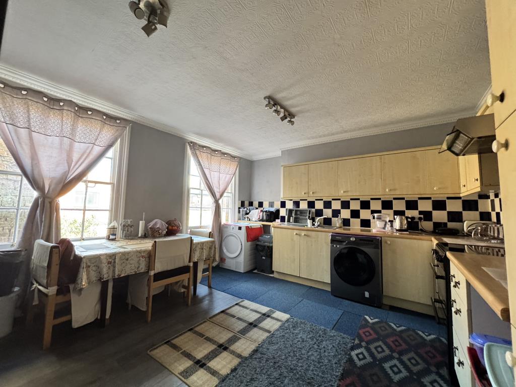 Lot: 76 - FREEHOLD MIXED USE INVESTMENT - Maisonette kitchen